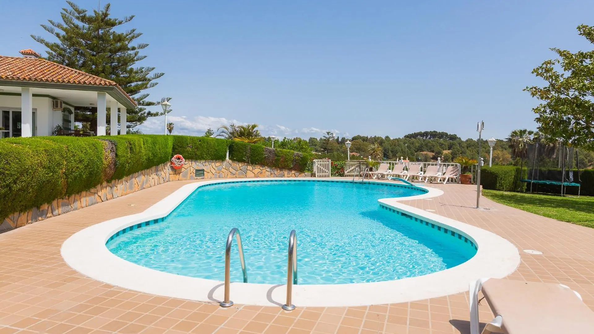 Villa Galemar Pool & Gardens 托雷莫利诺斯