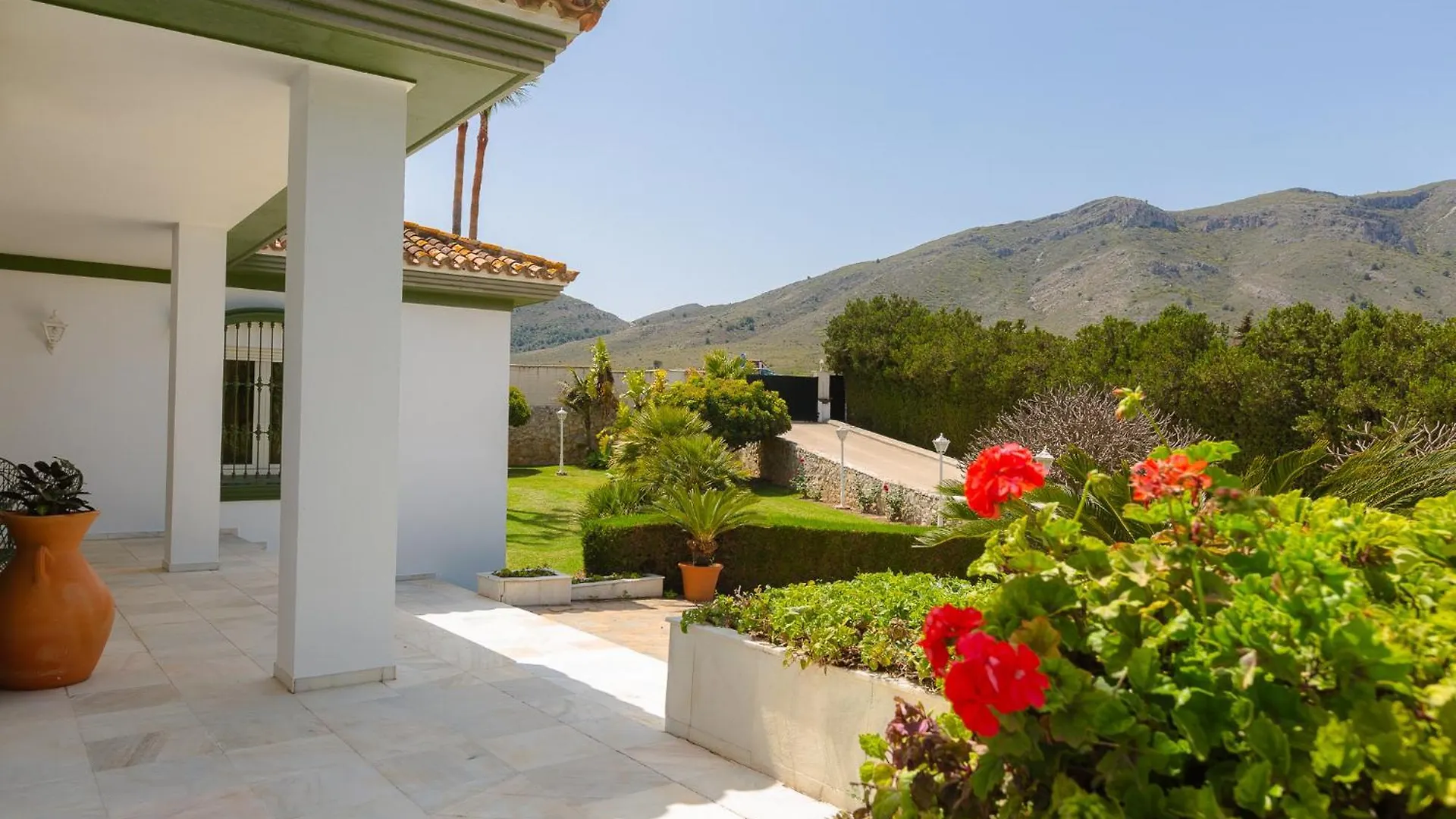 Villa Galemar Pool & Gardens 托雷莫利诺斯